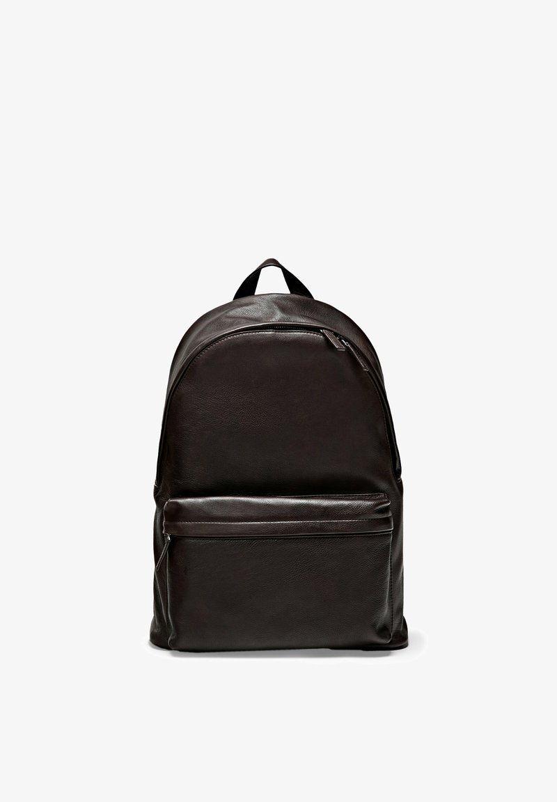 Zwarte leren rugzak met voorvak met ritssluiting en bovenste handvat, eenvoudig ontwerp met afgeronde vorm en textuur.