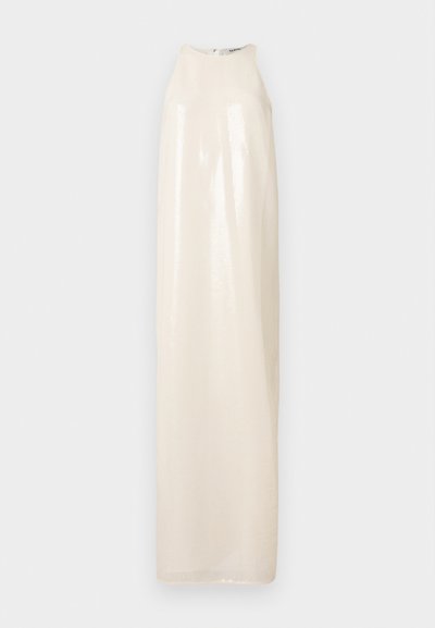 Robe longue sans manches en matière brillante de couleur blanc cassé, avec un col montant et une silhouette droite, présentant une texture subtilement nacrée.