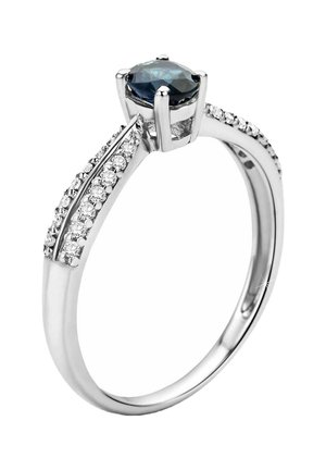 Silberner Verlobungsring mit einem ovalen blauen Edelstein, umgeben von kleinen klaren Steinen entlang des Rings, mit einer eleganten, polierten Oberfläche.