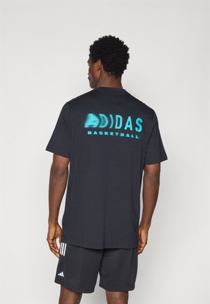 Zwarte T-shirt met korte mouwen, voorzien van een turkooise stippenpatroon met het "ADIDAS BASKETBALL" logo op de achterkant; gecombineerd met zwarte shorts.