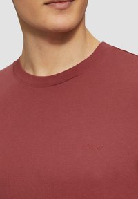s.Oliver MIT CREW NECK UND LOGO - T-shirt basic - rubinrot