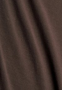 Brązowy materiał o gładkiej fakturze i delikatnym połysku, charakteryzujący się drobnym splotem, który tworzy subtelny wzór. Idealny do różnych zastosowań tekstylnych.