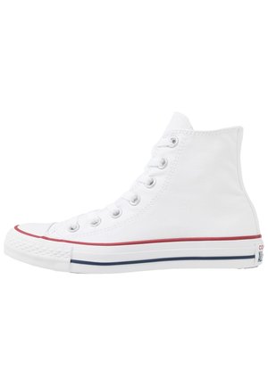 Białe trampki typu high-top z czerwonymi i niebieskimi akcentami, gumowy czubek, metalowe oczka; klasyczny fason na sznurówki i texturedowa podeszwa.