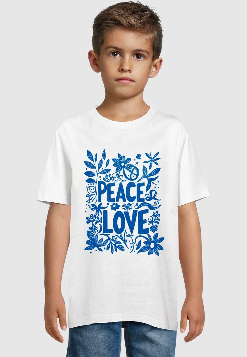 Hvid bomulds t-shirt med blå blomster grafik og teksten "PEACE LOVE" i fed skrift i midten. Korte ærmer, rund halsudskæring.