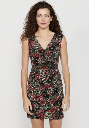 Abito stampato floreale in nero, con scollatura a V, design senza maniche e arricciature in vita, adornato da fiori rossi e verdi vivaci.