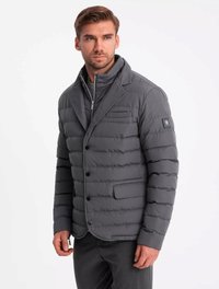 Veste doudoune grise au design de blazer. Comprend un col haut, une fermeture à boutons, et une texture matelassée. Inclut des poches avant et un accent de logo.