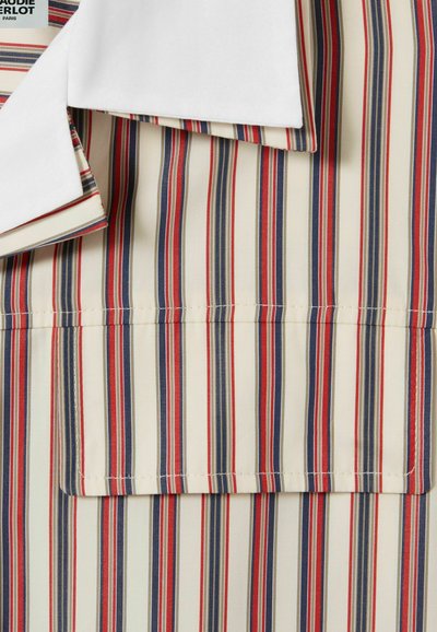 Camisa a rayas con rayas verticales en colores rojo, azul y crema. Confeccionada en un tejido suave con un cuello blanco y detalle de bolsillo.