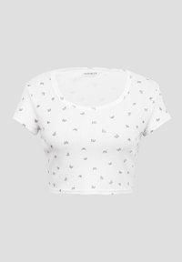 Λευκό κοντομάνικο κοντό τοπ με στρογγυλή λαιμόκοψη και μικρό μαύρο σχέδιο πεταλούδας σε όλο το ύφασμα.