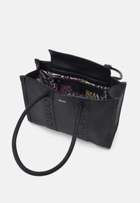 Sac cabas noir avec longues anses, logo Liu Jo doré et doublure intérieure colorée imprimé léopard avec poche zippée.
