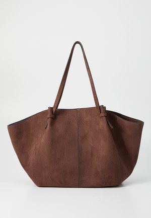 Sac fourre-tout en daim marron avec une forme large et ouverte, doté de longues poignées et de coutures discrètes le long des bords. Aucun matériel visible.
