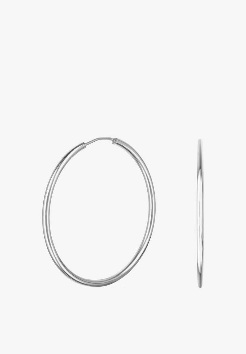 Orecchini a cerchio in argento con una superficie liscia e lucida, caratterizzati da un design sottile e circolare e un dettaglio di chiusura minimalista.