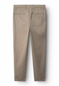 Pantaloni bej, tăiați pe măsură, cu o textură netedă, curea pentru brâu și două buzunare la spate. Prezintă un etichetă de marcă minimală lângă buzunarul din dreapta.