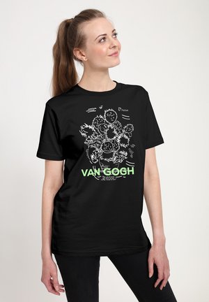 Svart bomulls-T-shirt med vit och neongrön Van Gogh-inspirerad grafik med abstrakta ansikten och text. Kortärmad, rund halsringning.