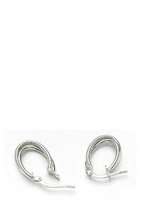 Sidabrinės auskarų kilpos su sukto dizaino, švelnia tekstūra, metaline uždarymo sistema ir lieknu, kreiviu pavidalu.