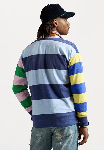 Camicia a maniche lunghe con righe orizzontali multicolori in blu, verde, rosa e giallo; realizzata in tessuto morbido; con colletto e un fit rilassato.