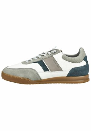 Scarpa da ginnastica low-top in pelle bianca, pannelli in suede grigio e blu, lacci bianchi e suola in gomma marrone.