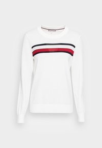 Maglione bianco lavorato a maglia con scollo rotondo, maniche lunghe e motivo a strisce orizzontali rosse e nere sulla parte superiore del corpo.
