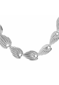 Collar en tono plateado que presenta eslabones en forma de hoja con una textura estriada y un acabado pulido, que realza su calidad reflectante.