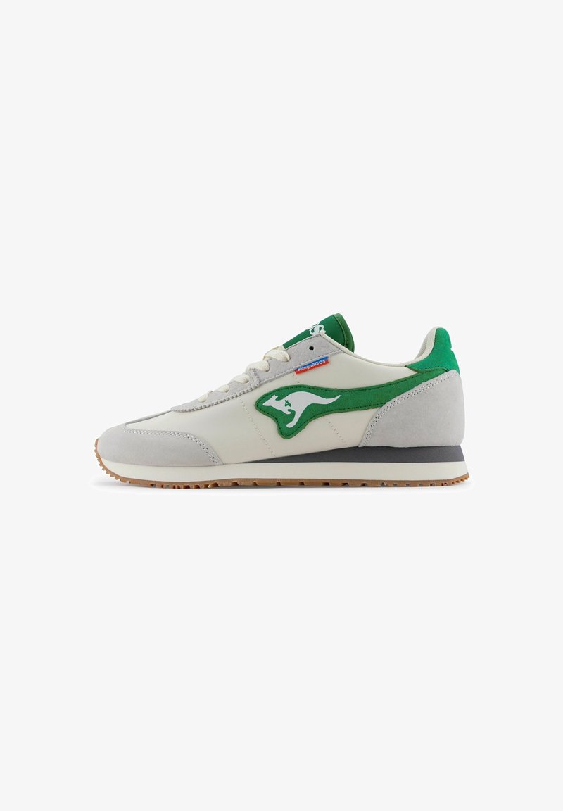 Sneaker bianca con accentuazioni verdi, tallone in suede grigio, tomaia in pelle, chiusura con lacci e suola in gomma. Presenta un logo di canguro sul lato.