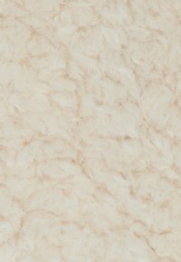 Tessuto crema dalla superficie morbida e pelosa, con un motivo leggermente irregolare e in rilievo, che offre una texture morbida e accogliente.