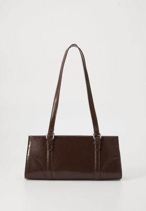 Braune Lackleder-Handtasche in rechteckiger Form, mit zwei langen Griffen und subtilen, geschwungenen Akzenten auf der Vorderseite.