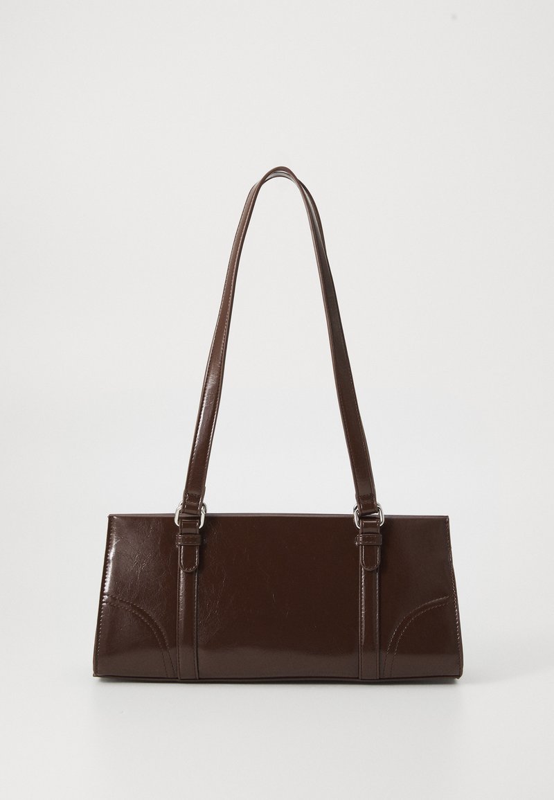 Borsa in pelle verniciata marrone di forma rettangolare, con due manici lunghi e sottili accenti curvi sul davanti.