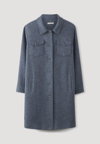 Abrigo de mezcla de lana en azul oscuro con diseño de botones en el frente, dos bolsillos en el pecho, bolsillos laterales y un cuello con muesca. Mangas largas.