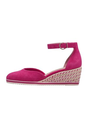 Pink ruskind kilehælssko med ankelrem og rund tå, med en vævet jute-platform med tekstureret finish og gummisål.