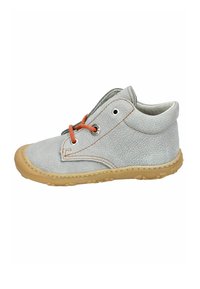 Botines chukka de cuero gris con cordones naranjas, suela de goma color tostado, parte superior texturizada y detalles cosidos a lo largo del borde.