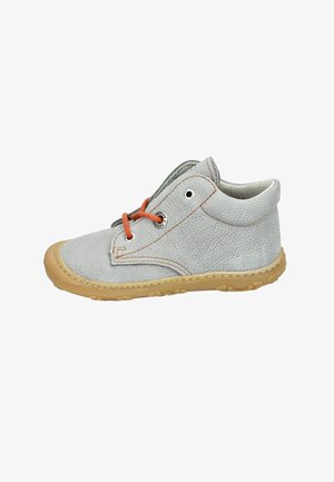 Stivale chukka grigio in pelle con lacci arancioni, suola in gomma marrone chiaro, tomaia con texture e dettagli cuciti lungo il bordo.
