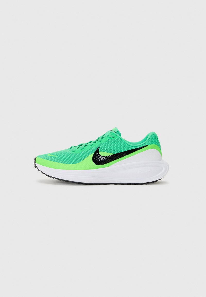 Zapatilla deportiva verde con parte superior de malla, que presenta un logotipo de Nike negro, media suela blanca y suela de goma texturizada.