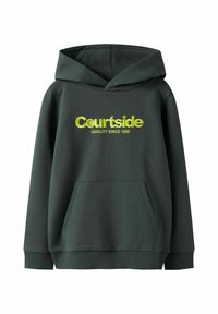Tmavě zelená mikina s kapucí a klokaní kapsou, zdobená žlutým vyšitým nápisem "Courtside" a "QUALITY SINCE 1986" na hrudi. Měkká textura.