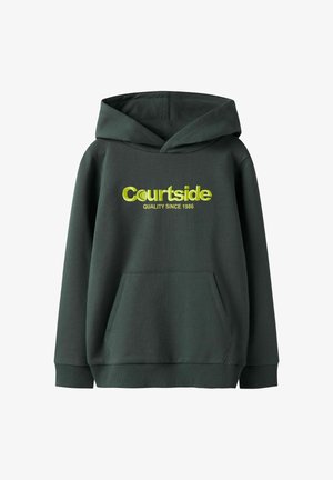 Sweat à capuche vert foncé avec une poche kangourou, arborant un texte brodé jaune "Courtside" et "QUALITY SINCE 1986" sur la poitrine. Texture douce.