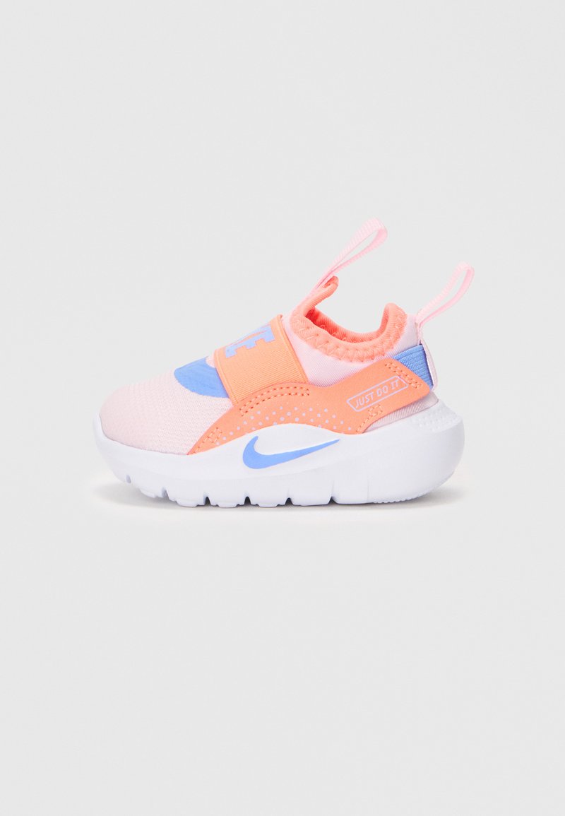 Roza, oranžna in modra slip-on teniska z belo podplatom, Nike swoosh, elastični trak in zanke na peti in jeziku.