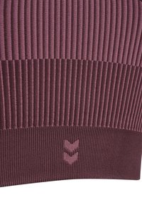 Gebreide trui met verticale ribbelstructuur in verschillende tinten donker en licht paars, met een klein logo in een contrasterende kleur aan de zoom.