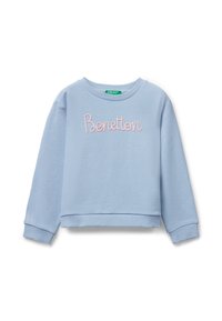 Světle modrá dětská mikina s žebrovanými manžetami a lemem, na hrudi s vyšitým nápisem "Benetton" v růžové a bílé barvě.