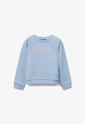 Sudadera infantil de color azul claro con puños y dobladillo acanalados, que presenta "Benetton" bordado en rosa y blanco en el pecho.