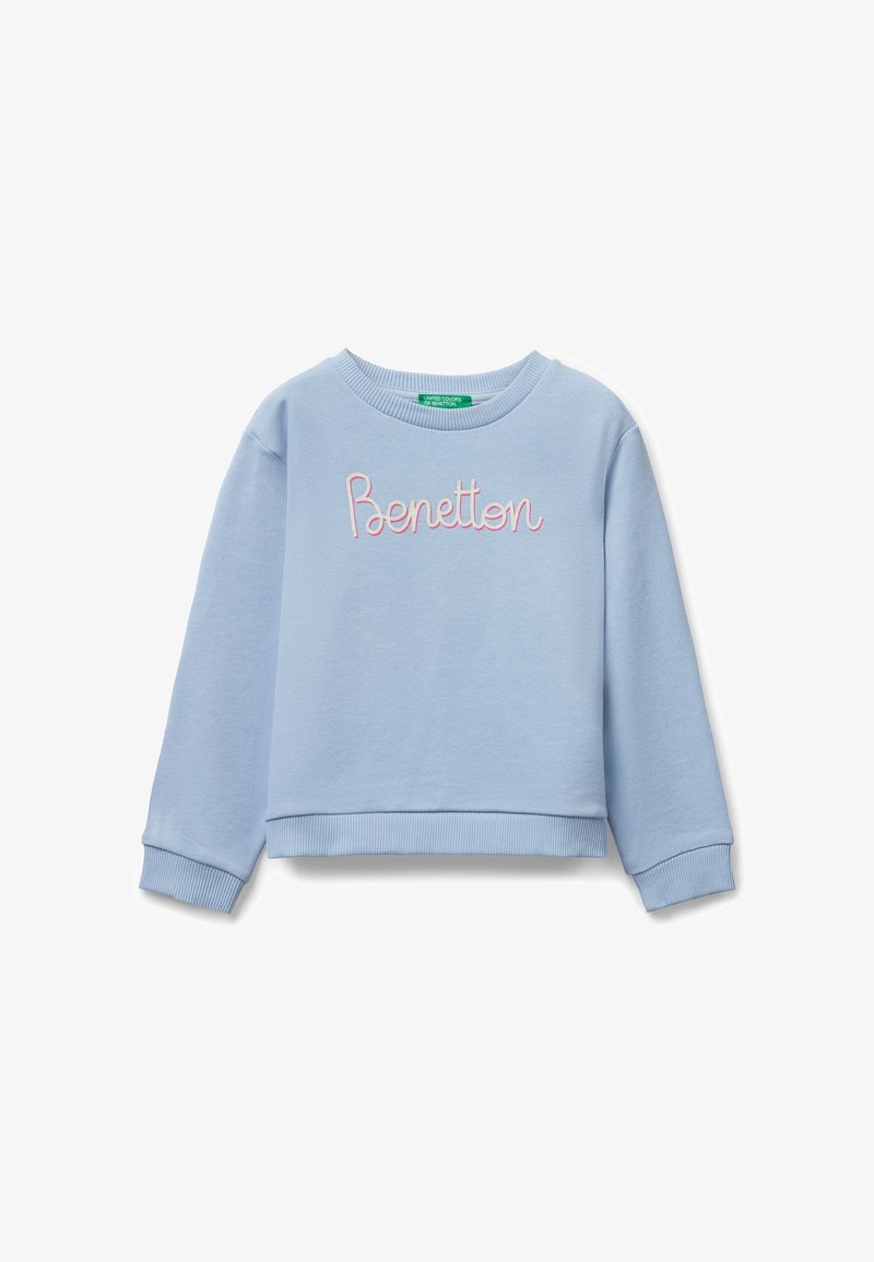 Světle modrá dětská mikina s žebrovanými manžetami a lemem, na hrudi s vyšitým nápisem "Benetton" v růžové a bílé barvě.