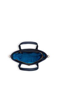 Ylhäältä kuvattu avoin laivastonsininen käsilaukku, jossa näkyy sininen kangasvuori, kultainen vetoketju ja kaksi kahvaa valkoista taustaa vasten.