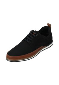 Zapatilla negra con detalles de cuero marrón, parte superior de tela texturizada, cordones redondos y suela de goma blanca. Presenta una franja de contraste a lo largo de la suela.