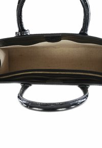 Borsa a tracolla nera in ecopelle con texture a coccodrillo, dotata di interni beige, tasca con zip e manici robusti.