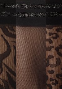 Tessuto trasparente con motivo leopardato, con accenti orizzontali neri e una texture fine. I colori includono tonalità di marrone e nero.