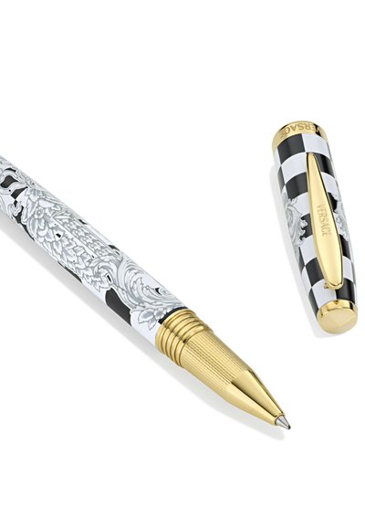 Kuli z belim ohišjem z črnimi cvetličnimi vzorci in zlatimi poudarki, ki je na vrhu okrašen z črno-belimi karirastimi pokrovčkom.