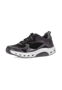 Zwarte sportieve schoen met een combinatie van gladde en suède texturen, een gewatteerde kraag en een witte, gevoerde zool met ventilatiegaten.