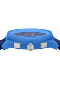 Orologio da polso in silicone blu con cassa rotonda, quadrante nero con marcatori a contrasto e hardware in acciaio inossidabile. Due pulsanti sul lato.