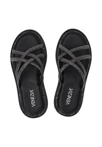 Sorte sandaler med krydsede stropper lavet af tekstureret materiale. Har et slip-on design og en polstret indersål for komfort.