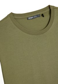 Olivgrön t-shirt i vanlig passform med rund halsringning. Tillverkad av mjukt bomullsmaterial med en slät textur och minimalistisk design.