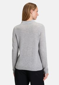 Szürke kötött pulóver, kerek nyakkal, bordás mandzsettákkal és aljjal, puha tapintással, hátulról nézve. Nincsenek kiemelkedő minták vagy díszítések.