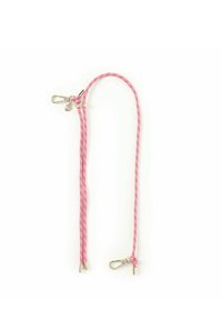 Cinghia intrecciata rosa con accessori in metallo argentato, dotata di due ganci a ciascuna estremità. Texture liscia e motivo regolare lungo tutta la lunghezza.