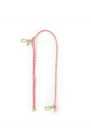 Cinghia intrecciata rosa con accessori in metallo argentato, dotata di due ganci a ciascuna estremità. Texture liscia e motivo regolare lungo tutta la lunghezza.